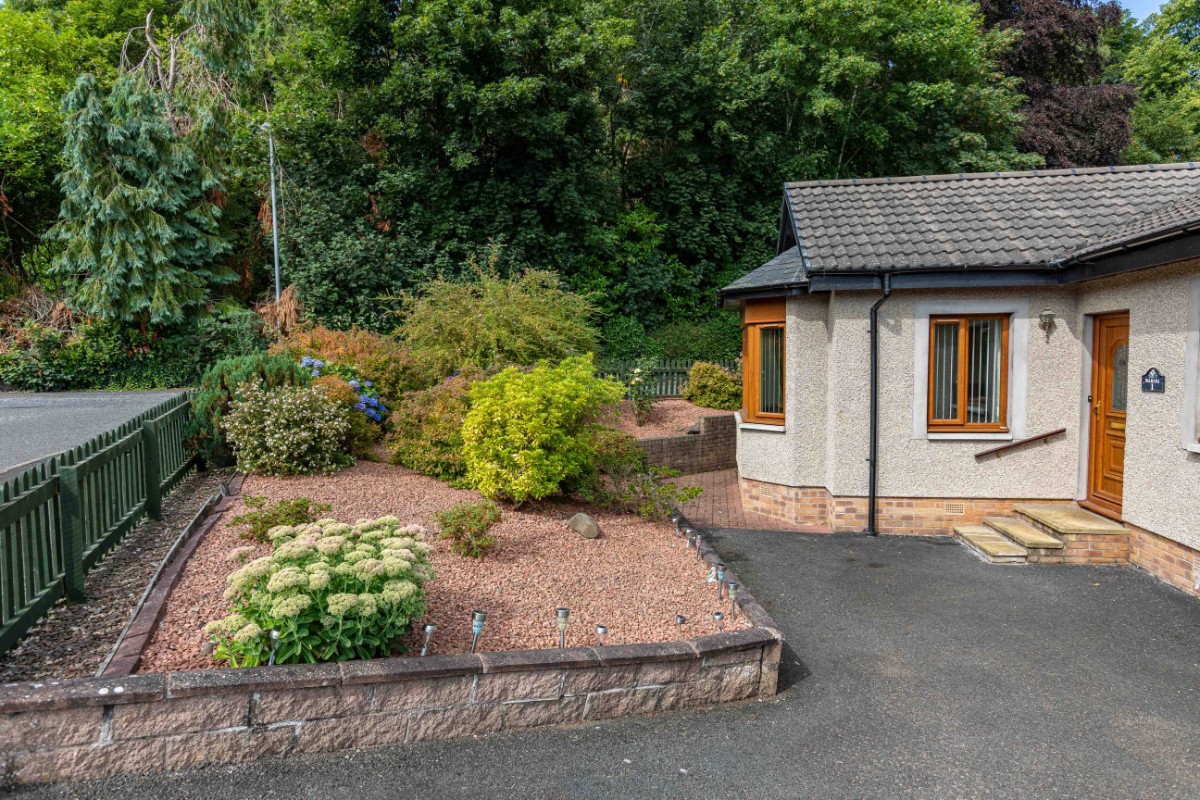 3 Bed Detached Bungalow in Offers Over £275,000 1 Roger Quin Gardens
